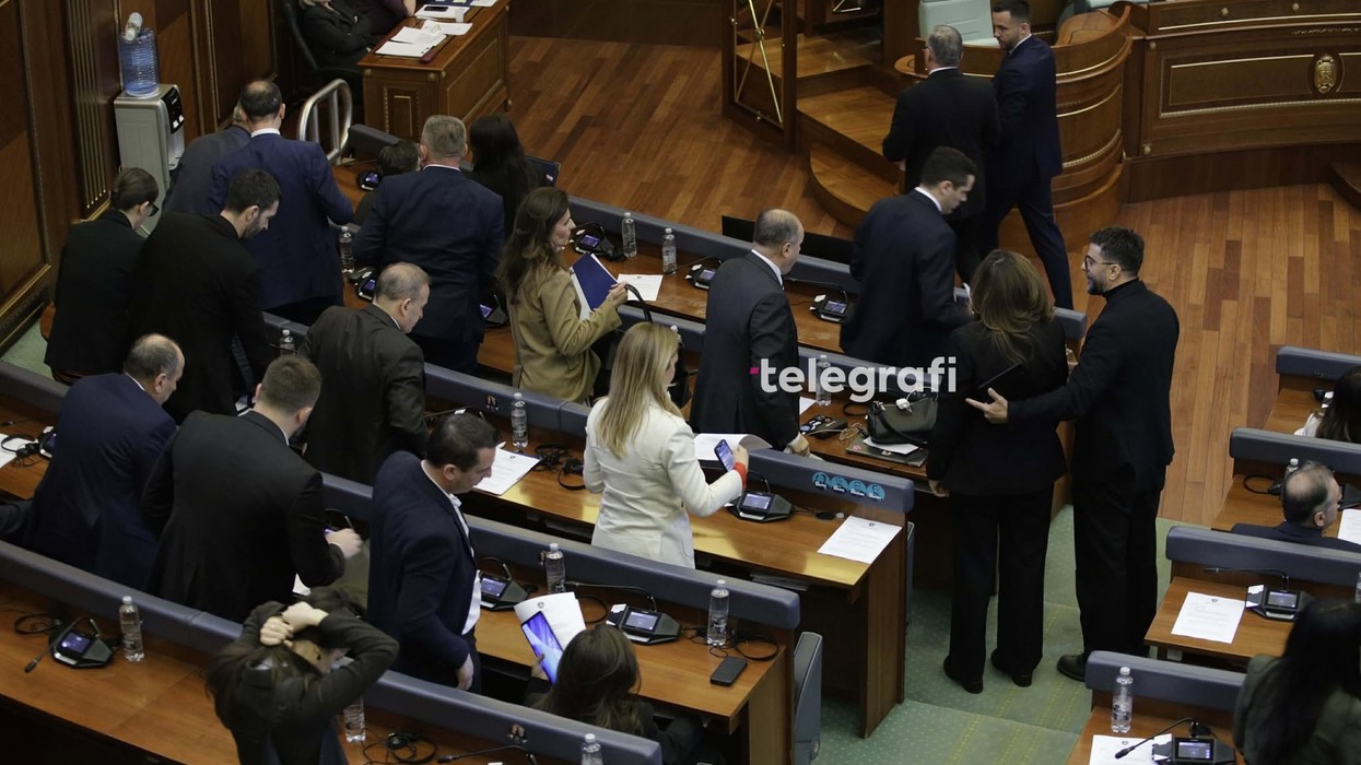 Nuk u pajtuan për rezolutën që mbron dinjitetin e viktimave të luftës, PDK lëshon seancën