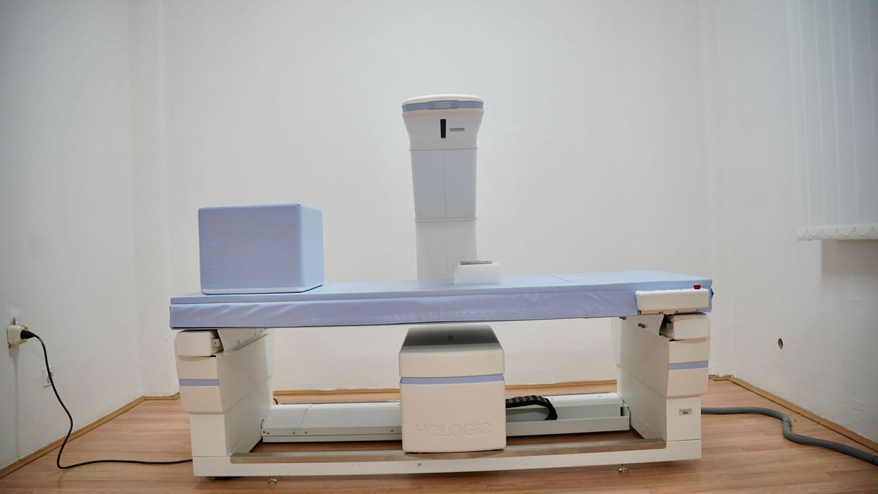 Aliu: Aparat i ri DEXA Scan në Klinikën TOARILUC, po e forcojmë diagnostikimin e osteoporozës Aliu: Aparat i ri DEXA Scan në Klinikën TOARILUC, po e forcojmë diagnostikimin e osteoporozës