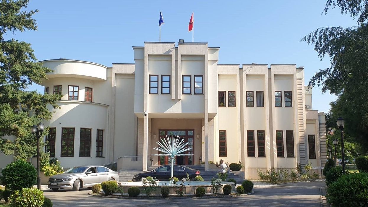 Prizreni paralajmëron aksion për largimin e mallrave pa leje nga hapësirat publike Prizreni paralajmëron aksion për largimin e mallrave pa leje nga hapësirat publike