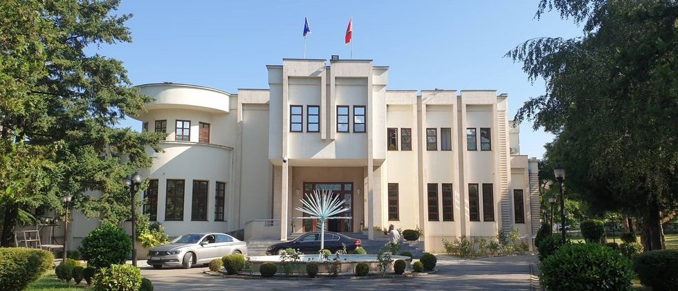 Prizreni paralajmëron aksion për largimin e mallrave pa leje nga hapësirat publike