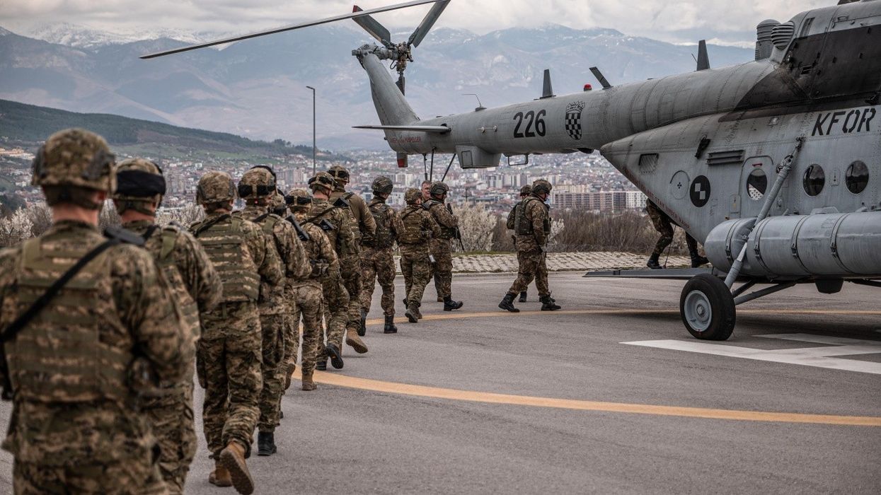 KFOR-i kryen stërvitje me helikopterë në Pejë KFOR-i kryen stërvitje me helikopterë në Pejë