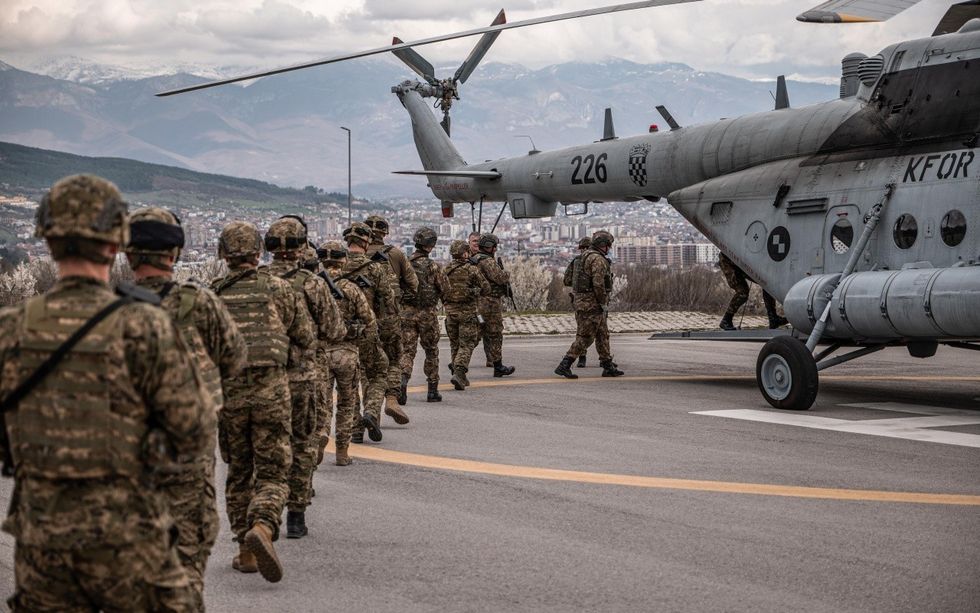 KFOR-i kryen stërvitje me helikopterë në Pejë