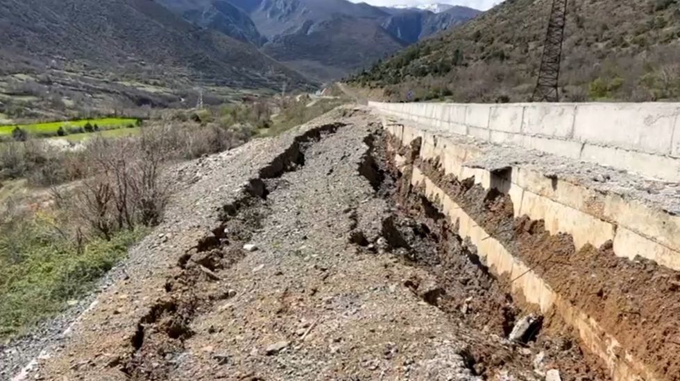 Thellohet çarja në Rrugën e Arbrit, dëmtime serioze në disa segmente, shkak rrëshqitjet e tokës
