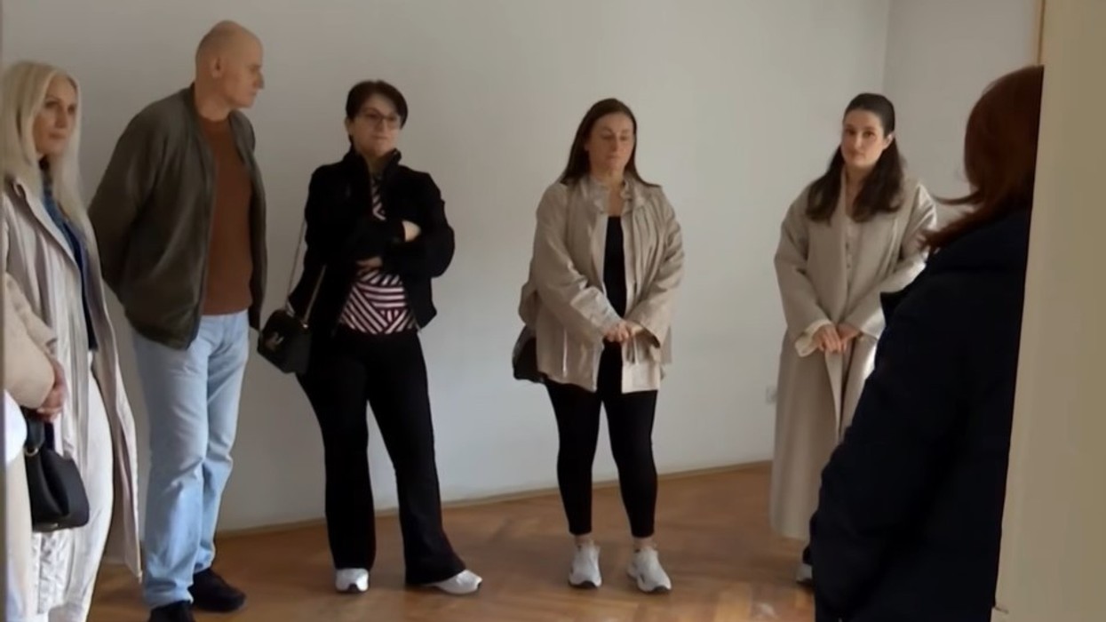 Pas 27 vitesh, familja Rushiti rikthehet në shtëpinë ku iu vranë prindërit