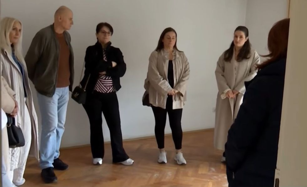 Pas 27 vitesh, familja Rushiti rikthehet në shtëpinë ku iu vranë prindërit