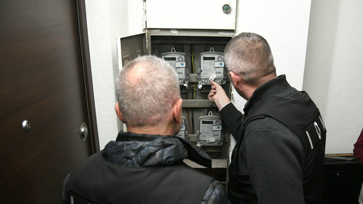 Skandali me njehsorë - parregullsitë e gjetura nga Agjencia e Metrologjisë, deklarata e Kusarit dhe reagimi i KEDS-it e KESCO-s