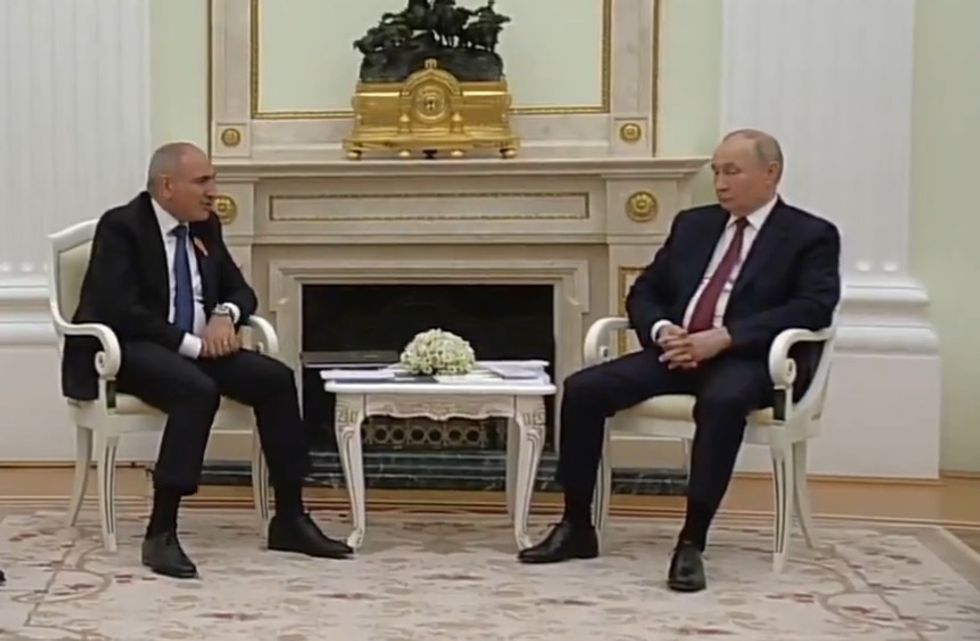 Moment i rrallë në Kremlin - kryeministri armen i mbajti një leksion Putinit