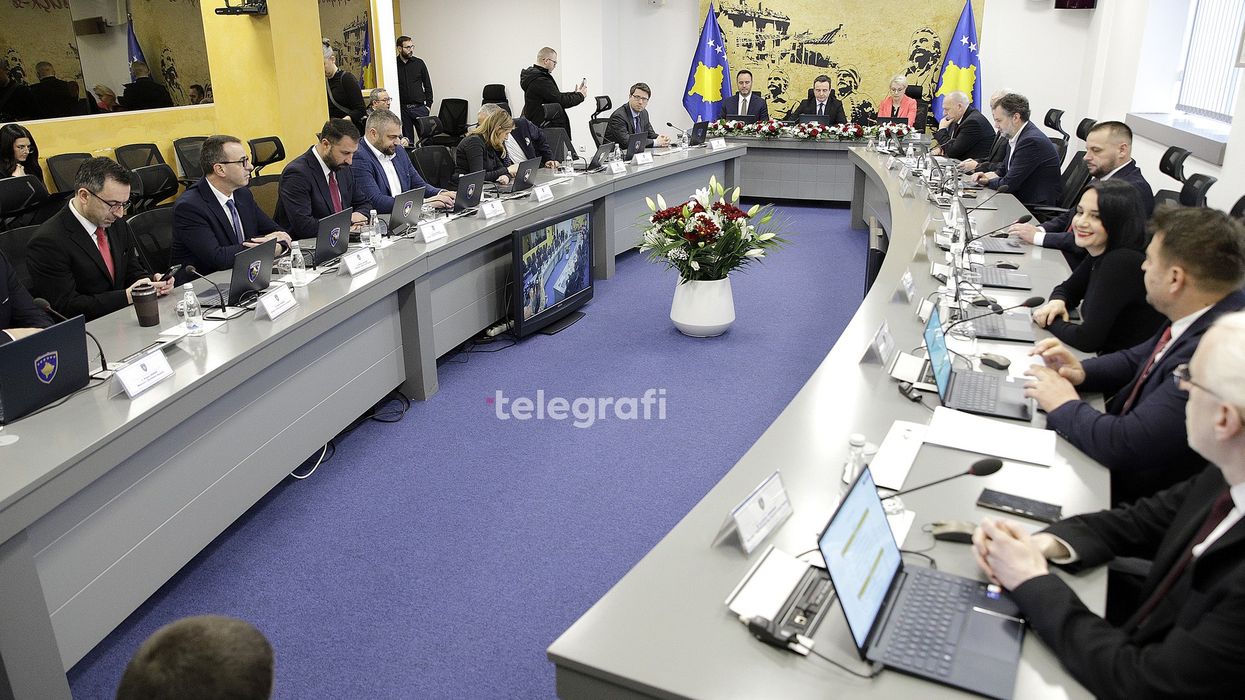 Miratohet Projektligji për çmimet tavan, Kurti: Nuk po ndërhyjmë në tregun e lirë, po i mbrojmë qytetarët nga rritja artificiale e çmimeve Miratohet Projektligji për çmimet tavan, Kurti: Nuk po ndërhyjmë në tregun e lirë, po i mbrojmë qytetarët nga rritja artificiale e çmimeve