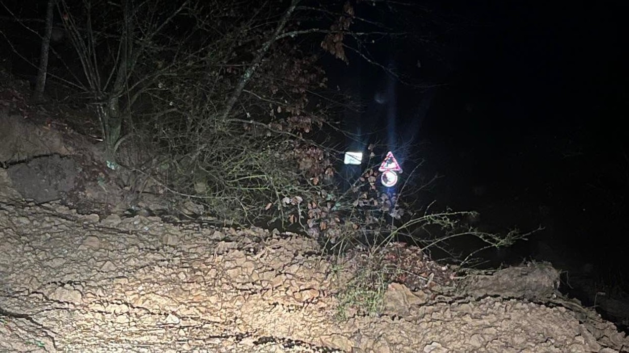 Rrëshqitje e gurëve dhe bllokim të rrugëve në aksin rrugor Gjilan–Stanqiq dhe Pejë–Rugovë, Ministria e Infrastrukturës me njoftim