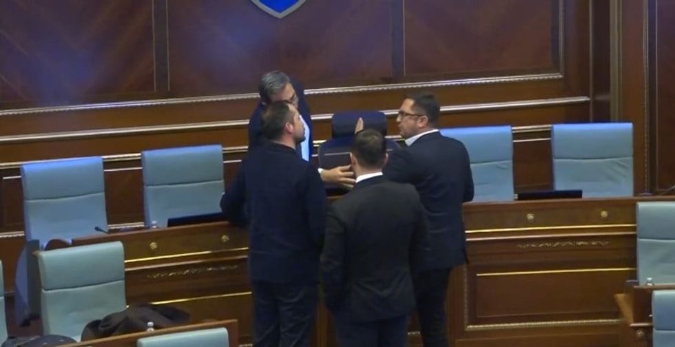 “Hup, laper”, përplasje mes Mustafës së LDK-së e Azemit të VV-së