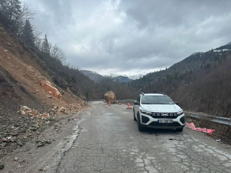 ​Ndërhyrje në terren në dy akse rrugore, Ministria: Situata nën kontroll