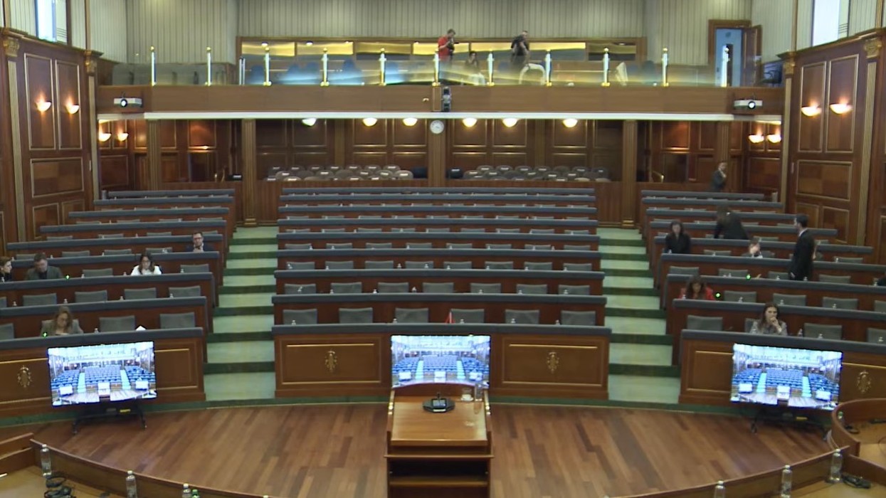 Vazhdon debati parlamentar për rritjen e çmimit të naftës, LVV dhe ministrat mungojnë në sallë