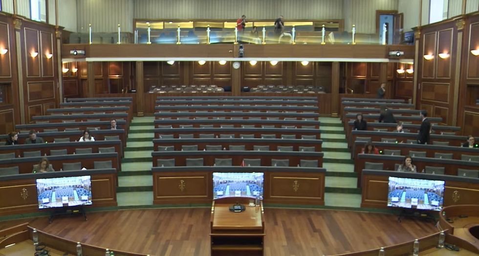 ​Vazhdon debati parlamentar për rritjen e çmimit të naftës, LVV dhe ministrat mungojnë në sallë