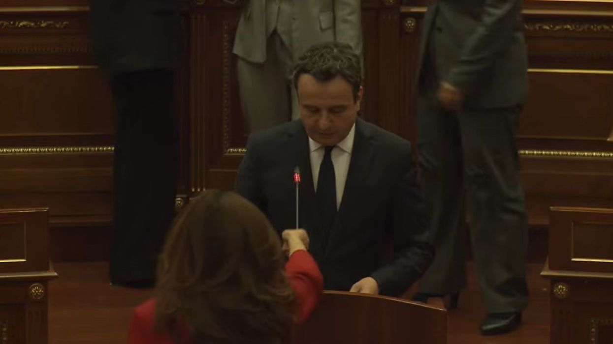Ganimete Musliu ia kap mikrofonin Albin Kurtit, nuk e lejon ta vazhdojë fjalën në foltore Ganimete Musliu ia kap mikrofonin Albin Kurtit, nuk e lejon ta vazhdojë fjalën në foltore