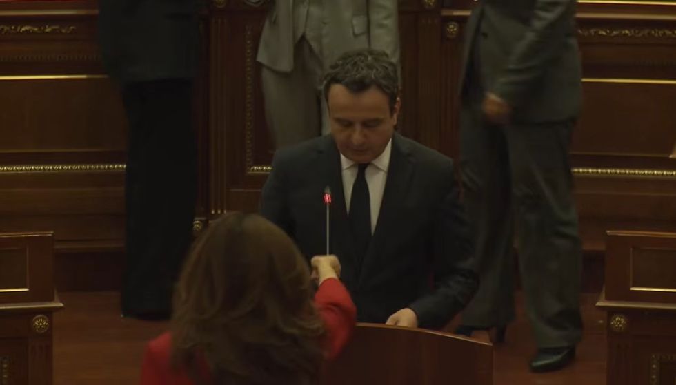 Ganimete Musliu ia kap mikrofonin Albin Kurtit, nuk e lejon ta vazhdojë fjalën në foltore