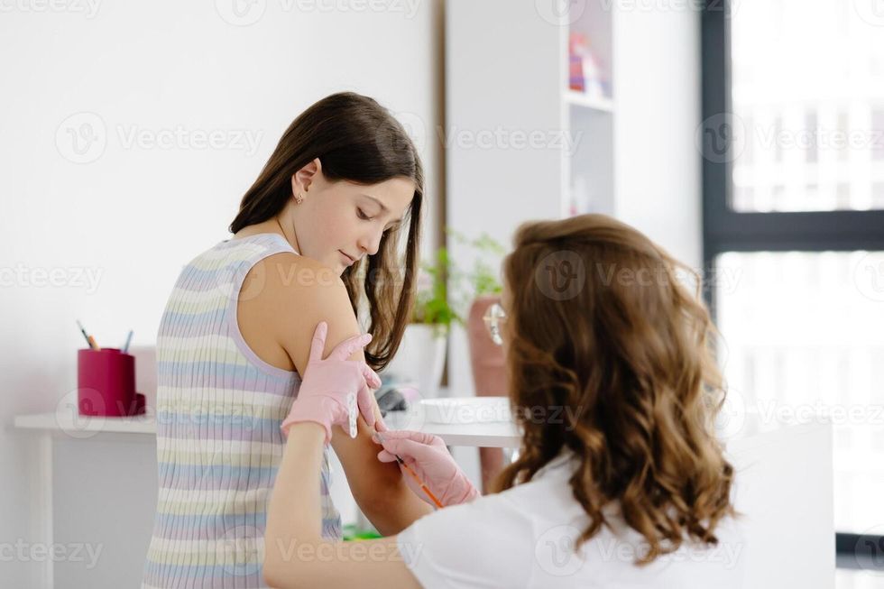 Vaksina që mbron nga kanceri: Pse rekomandohet në adoleshencë dhe jo më vonë