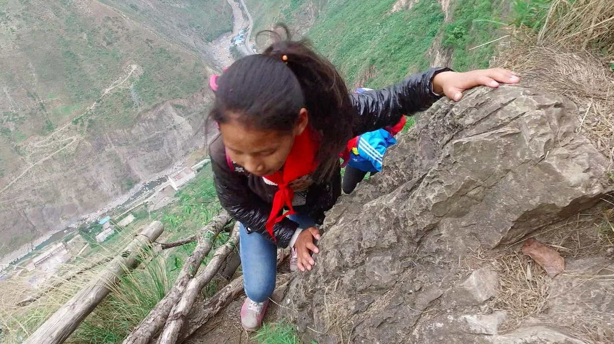 Fshati mbi humnerë që të mban në ankth: Aty ku çdo hap mund të jetë i fundit