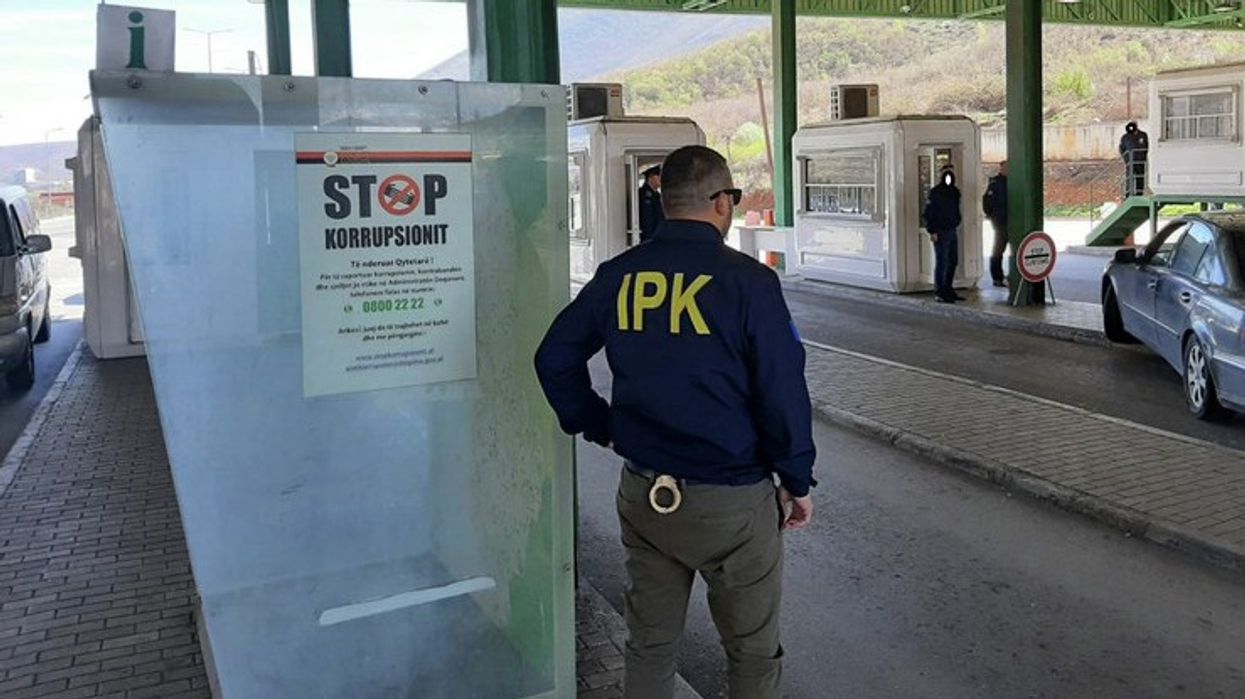 Arrestohet një shtetas serb në Bërnjak, dyshohet se i ofroi ryshfet policit Arrestohet një shtetas serb në Bërnjak, dyshohet se i ofroi ryshfet policit