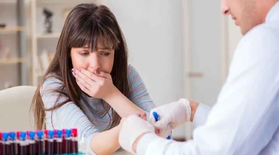 Pse disa njerëz bien pa ndjenja kur shohin gjak? Ja çfarë po ndodh në trupin tuaj