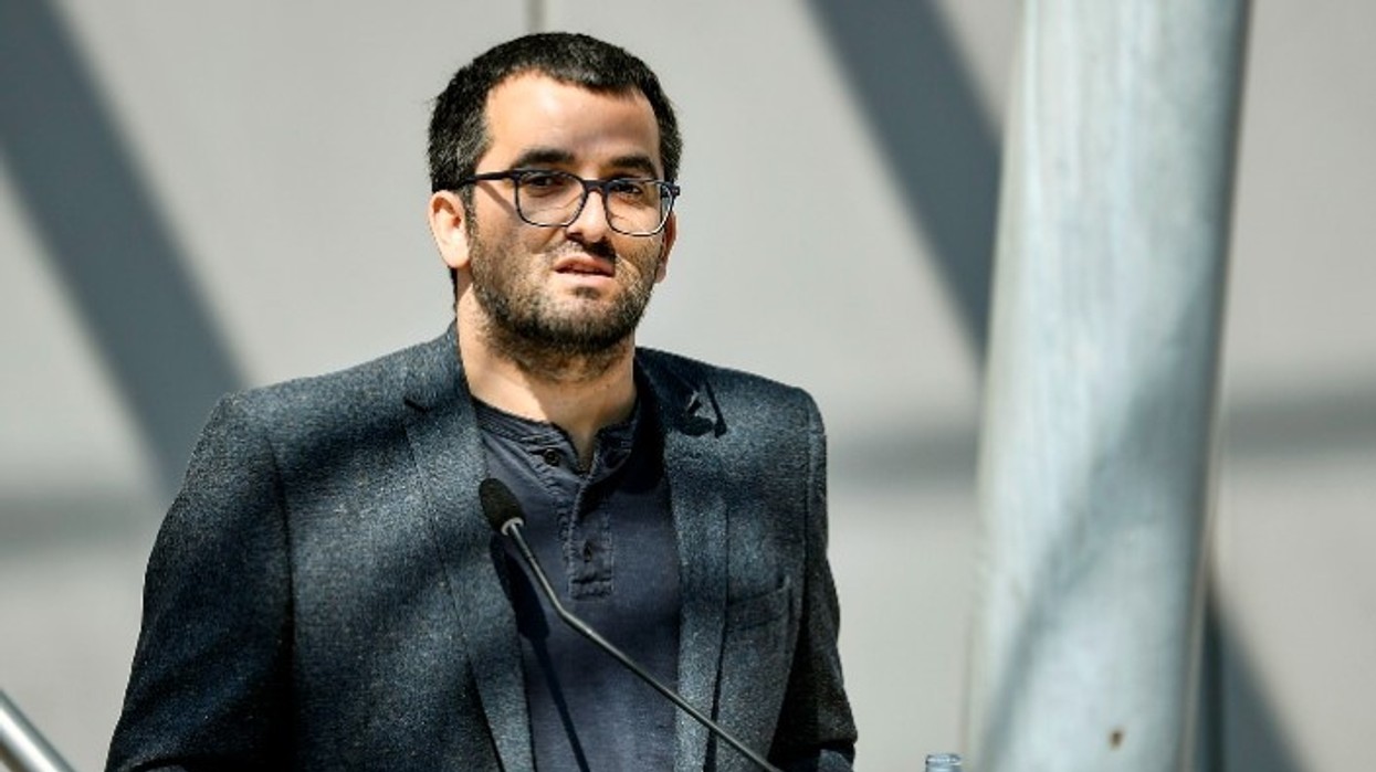 “Dy persona i kanë mshu derës përreth 20 min, kam njoftu Policinë” - Shkëlzen Gashi flet për ekspozitën, reagimet e bastisjen e shtëpisë