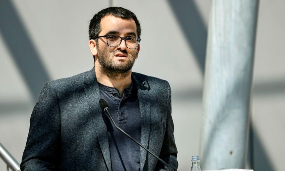 “Dy persona i kanë mshu derës përreth 20 min, kam njoftu Policinë” - Shkëlzen Gashi flet për ekspozitën, reagimet e bastisjen e shtëpisë