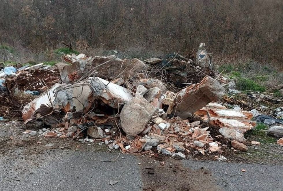 Hodhi mbeturina inerte, kryetari i Suharekës apel autorit: Je i njohur për institucionet, largoj ose do të marrësh gjobë