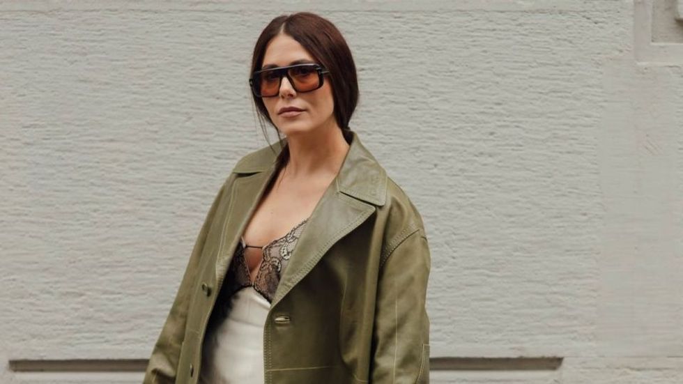 Dy ngjyrat që po rikthejnë gjallërinë në modë: Kombinimi që e bën çdo veshje të duket menjëherë më stil