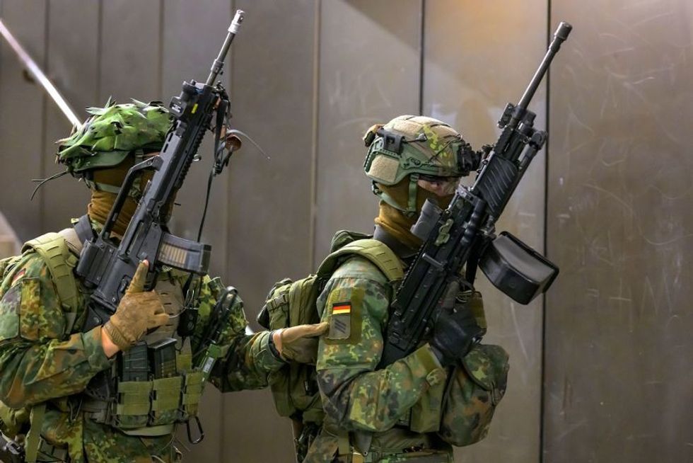 Gjermania shtrëngon rregullat, burrat duhet të marrin leje nga ushtria për të dalë jashtë shtetit