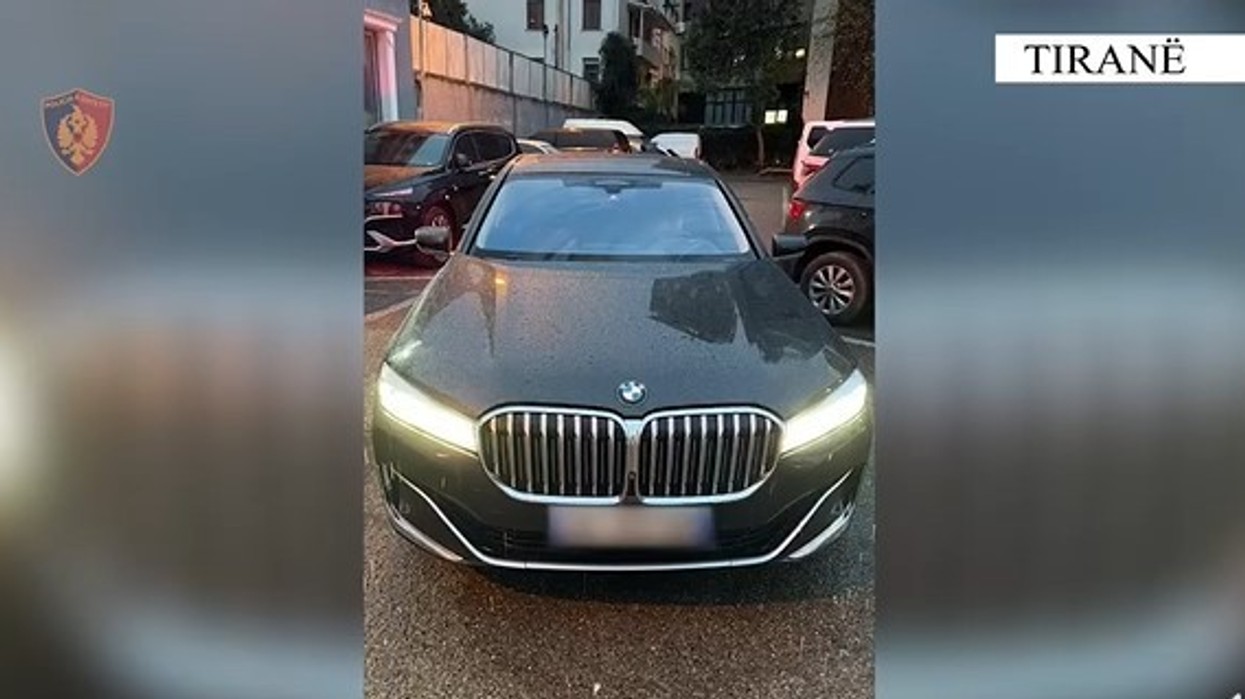 Policia publikon pamje nga sekuestrimi i dy automjeteve në Tiranë në vlerë 120 mijë euro, u vodhën në Gjemani e Zvicër