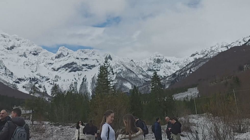 Ortek mbi Valbonë, 40 alpinistë nga Kosova filmojnë pamjet magjike në Alpet shqiptare