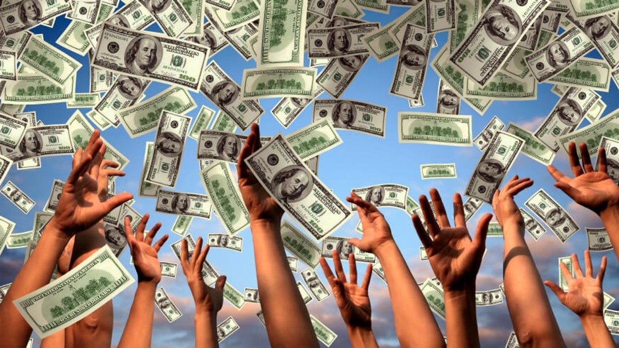 Një vendim i thjeshtë i ndryshoi jetën, burri fiton 100 mijë dollarë në lotari