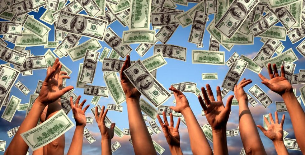 Një vendim i thjeshtë i ndryshoi jetën, burri fiton 100 mijë dollarë në lotari