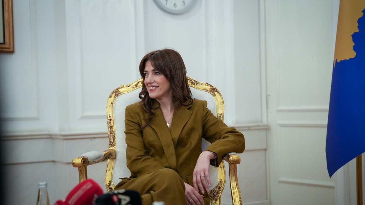 Haxhiu bën ndryshimin e parë si u.d. presidente, i ndërron emrin faqes së Presidencës në Facebook - por i shpëton një detaj