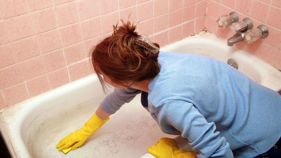 Zhdukni njollat e verdha dhe gëlqeren: Vaska shkëlqen si e re për 5 minuta