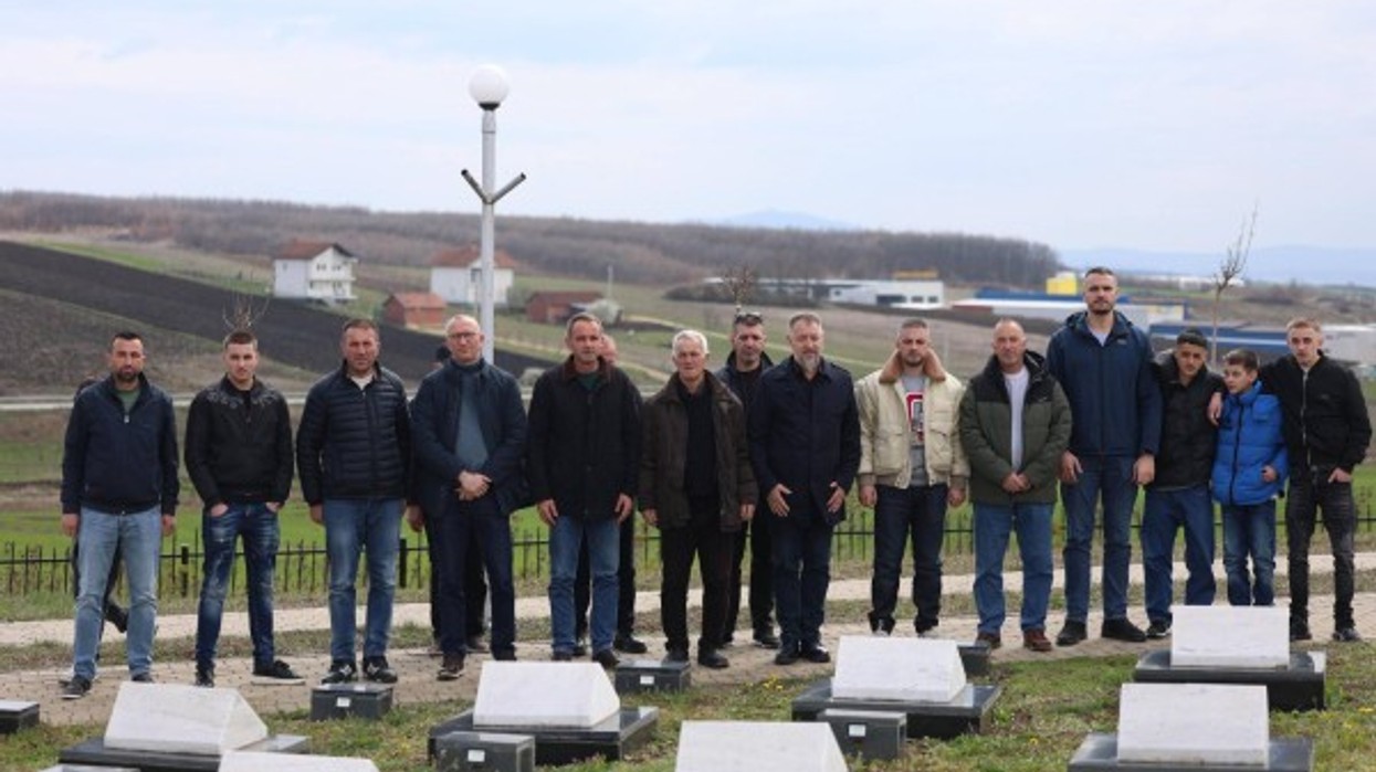 “Mos vini vetëm për vota” Lushtaku nga Rezalla kritikon mungesën e institucioneve në përvjetor