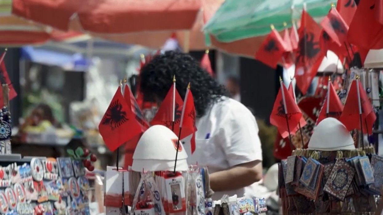 Dobësimi i euros në Shqipëri, me efekte në turizëm