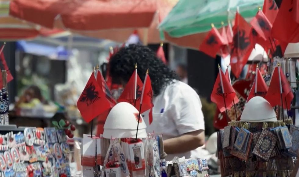 Dobësimi i euros në Shqipëri, me efekte në turizëm