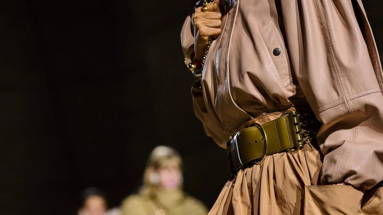 Një rrip i madh lëkure mjafton për të transformuar çdo kombinim