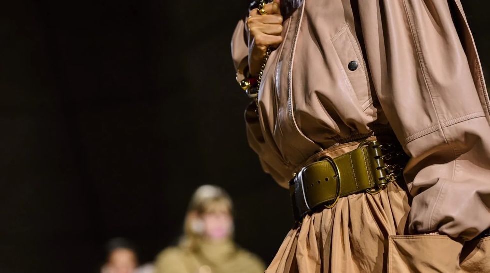 Një rrip i madh lëkure mjafton për të transformuar çdo kombinim