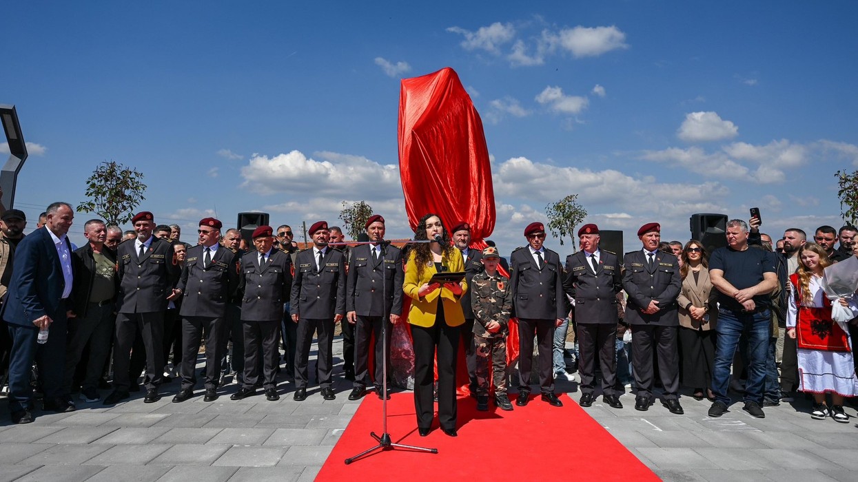 Osmani shkon në Viti, heroi Mirali Sejdiu përjetësohet në bronz
