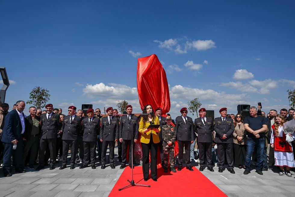 Osmani shkon në Viti, heroi Mirali Sejdiu përjetësohet në bronz