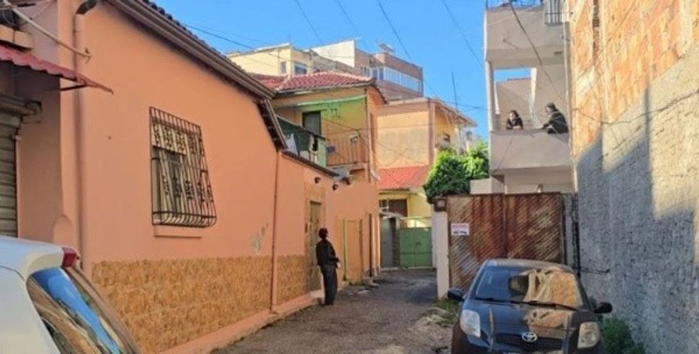I arrestuar për dhunë në familje, ndërron jetë në spital, fqinjët: Kishte probleme dhe dhunonte motrat