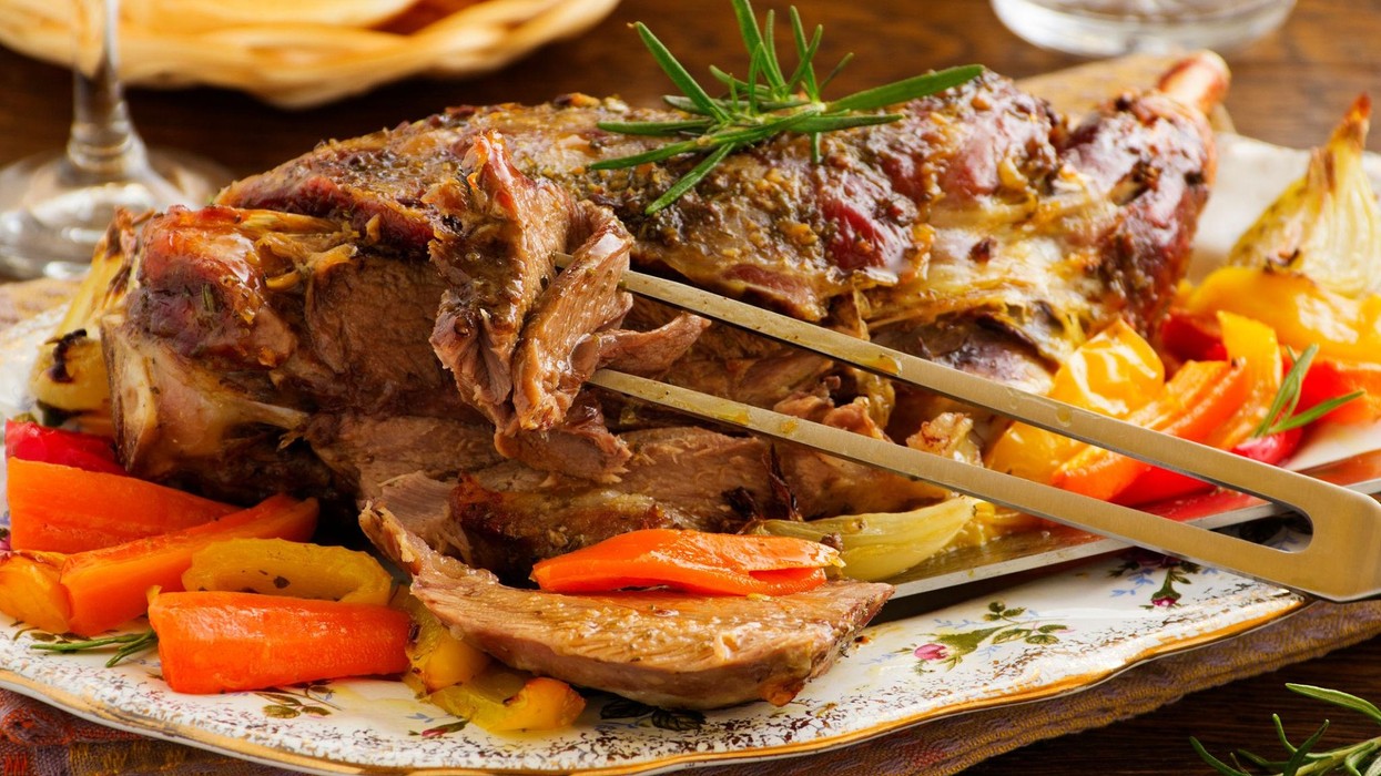 Qengj i pjekur në furrë me hudhër dhe rozmarinë