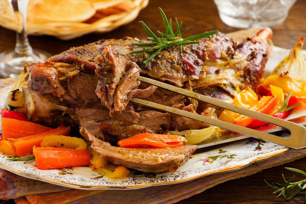 Qengj i pjekur në furrë me hudhër dhe rozmarinë