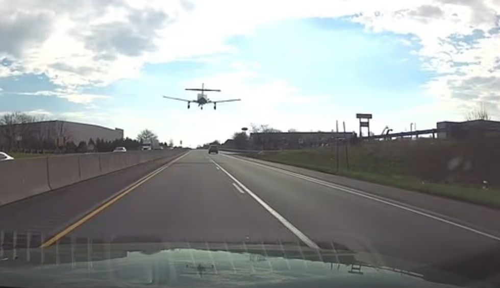 Piloti raportoi probleme me motorin, aeroplani i vogël bëri ulje emergjente në një autostradë të SHBA-së