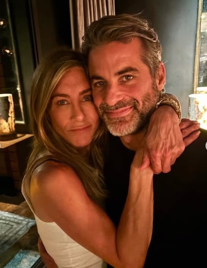 Jennifer Aniston me partnerin e saj Jim Curtis