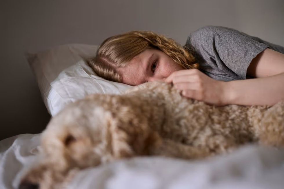 Qani në gjumë pa ndonjë arsye të dukshme? Çfarë do të thotë kjo dhe si ta ndaloni