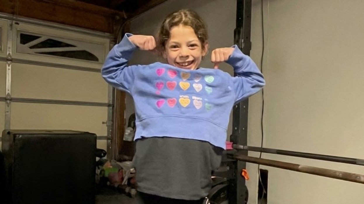 Ka 9 vjet, por ngre 82 kilogramë dhe thyen rekorde