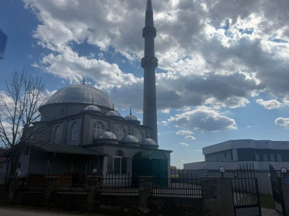 ​Vidhen 300 euro nga një xhami, dy të tjerave iu dëmtohen arkat