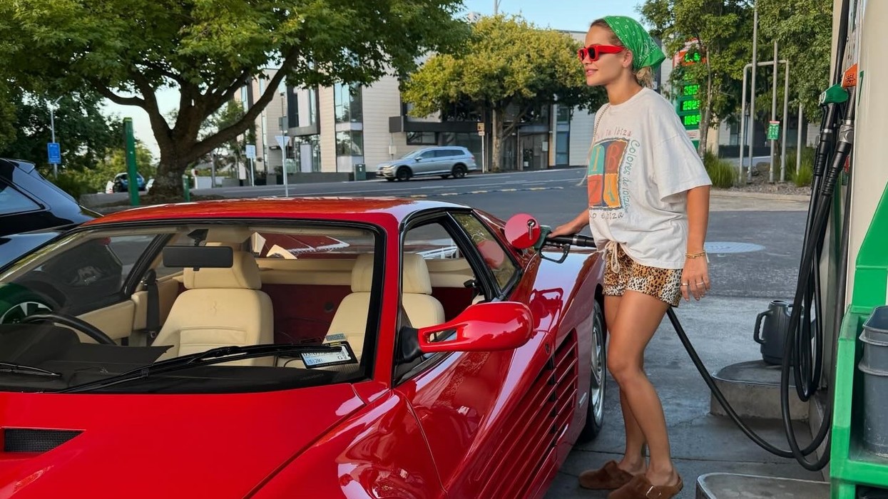 Rita Ora mbush vet me karburant veturën e saj 'Ferrari'